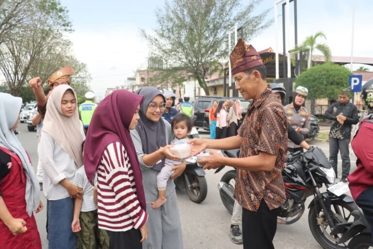 Ramadhan Penuh Berkah ! Polres Dumai Laksanakan Giat Berbagi Takjil Kepada Pengguna Jalan 