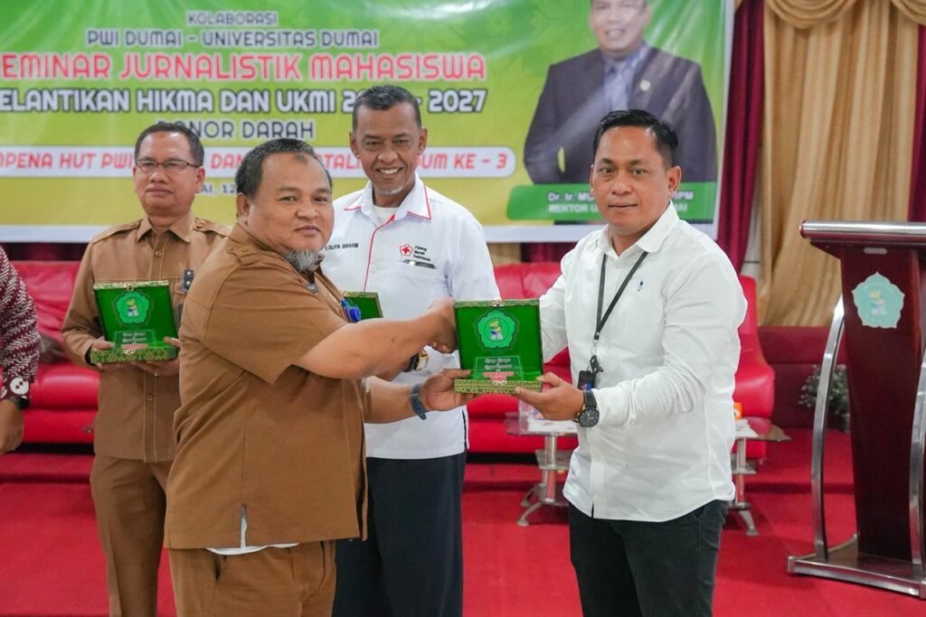 Apresiasi Kepada PWI Kota Dumai ! Wakil Rektor 2 Edi Susanto, SE, MM.Ak menyerahkan plakat kepada Ketua PWI Dumai Bambang Prayetno, S.H