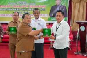 Apresiasi Kepada PWI Kota Dumai ! Wakil Rektor 2 Edi Susanto, SE, MM.Ak menyerahkan plakat kepada Ketua PWI Dumai Bambang Prayetno, S.H