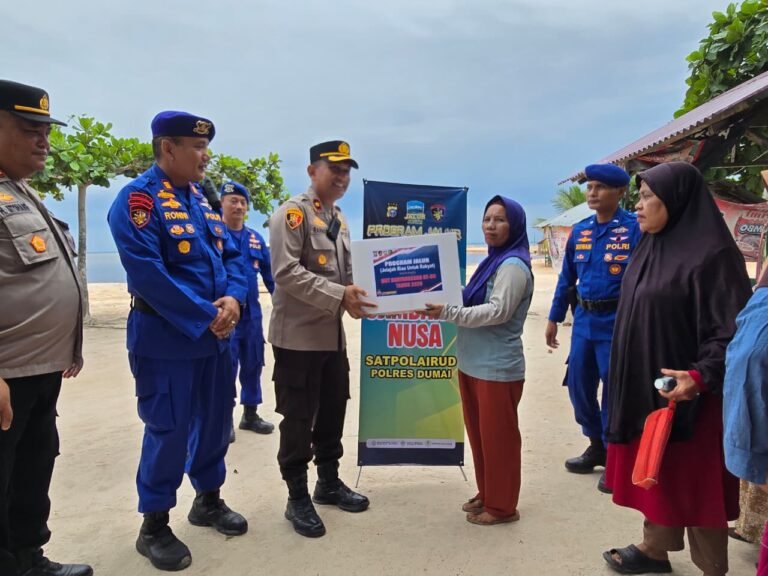 Polres Dumai Salurkan bantuan Dan Layanan Kesehatan Di Pantai Koneng Wujudkan Program JALUR